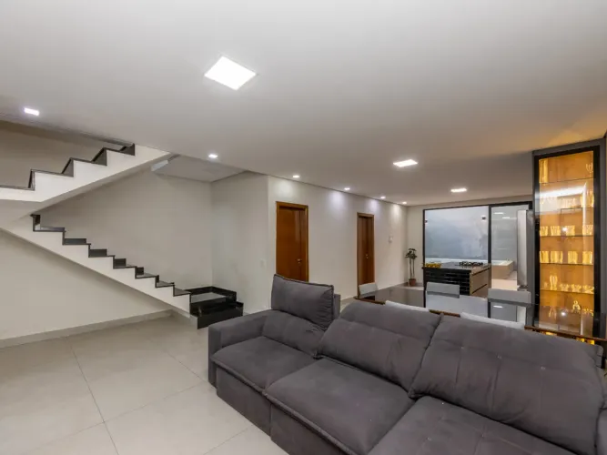 Sobrado para venda em Laranjeiras com 3 quartos, sendo 3 suítes, 128m²