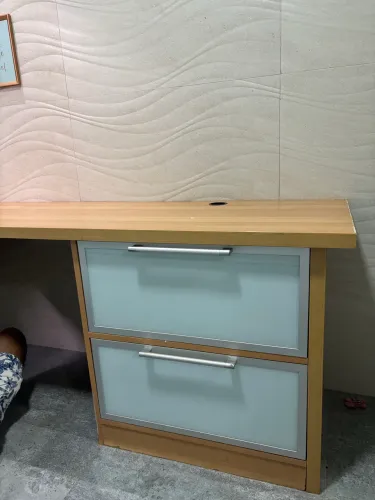 Escrivaninha ótimo material. 