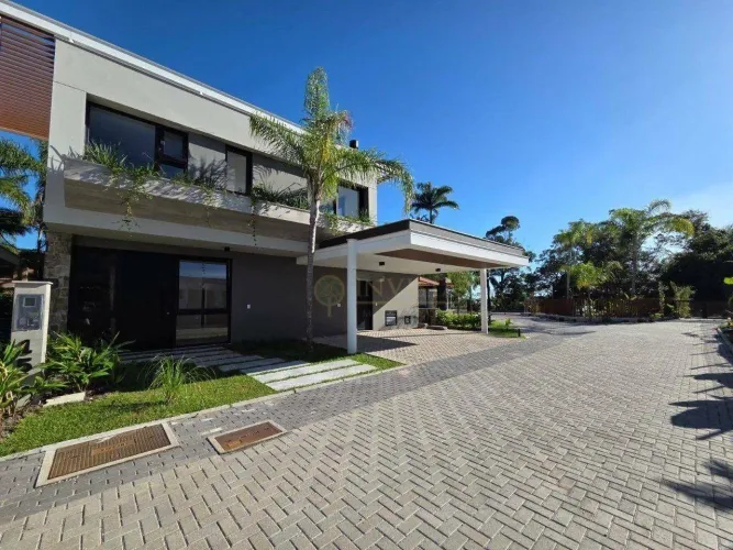 Casa em condomínio fechado com piscina e 4 quartos em Florianópolis.
