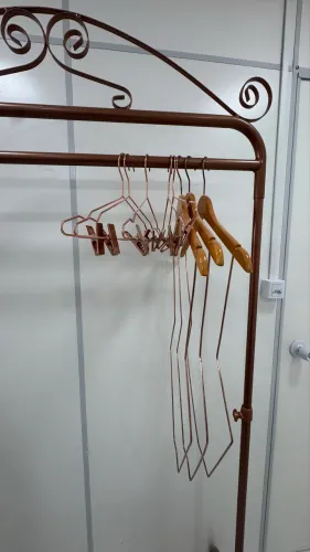 Arara e cabides