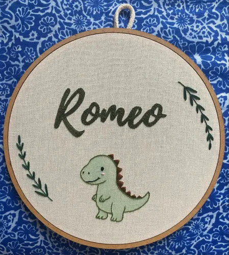 Bordado personalizado Romeo em bastidor 22cm