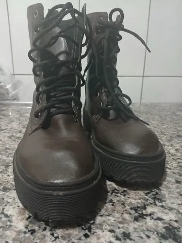 Vende-se coturno feminino semi novo,usado poucas vezes