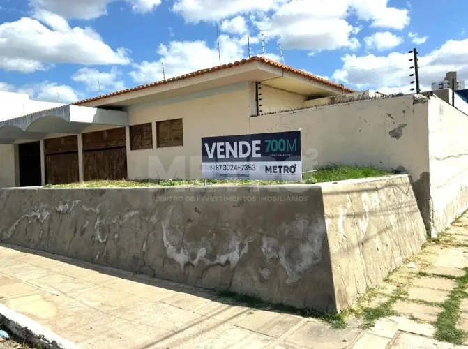 Casa comercial à venda, esquina, 700m, excelente localização, Petrolina