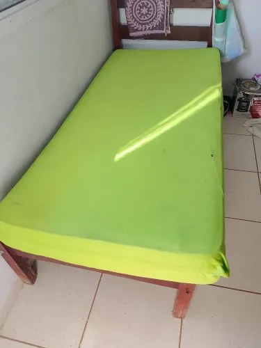Vendo Cama de Solteiro 