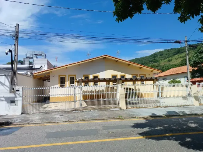 Casa Térrea Comercial em São Roque!