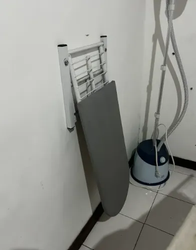 Mesa de Passar Roupa de Parede Articulada Cinza e Branca