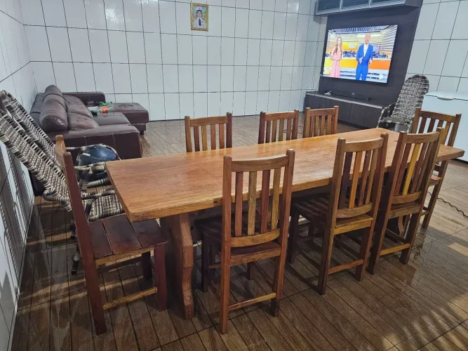 Mesa de madeira rustica com 8 cadeiras