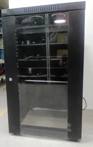 rack fechado de piso para servidores e equipamentos de TI (padrão 19 polegadas)