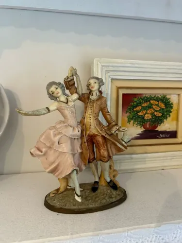 Estatueta em Resina Italiana - Casal Rococó