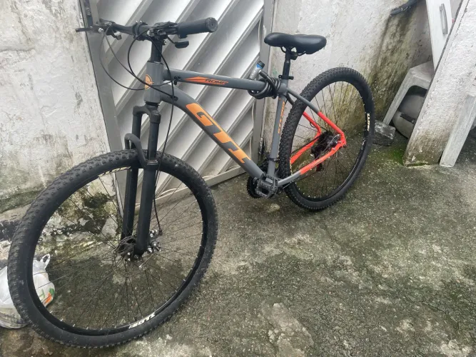 Bicicleta aro 29 alumínio Q19 cinza c laranja GTI Roma