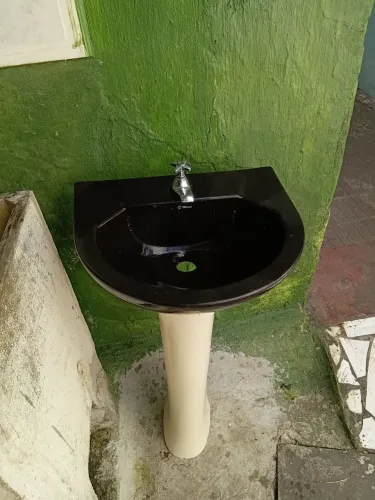 Lavatório Mari Preto + Coluna Mari Bege Brilhante + Torneira De Metal Cromado No Precinho