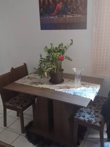 Mesa com 4 cadeiras 