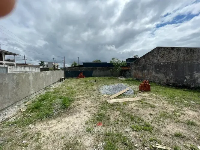 Excelente terreno balneário Pereque na quadra mar.
