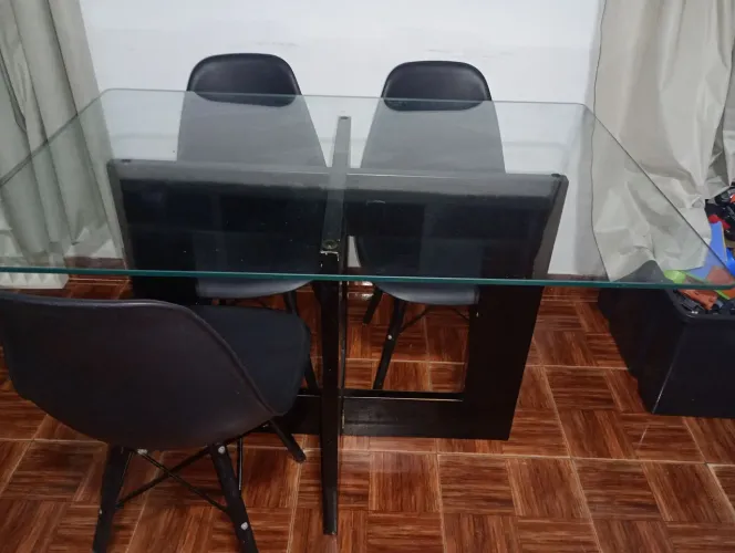 Mesa de vidro com 4 cadeiras 
