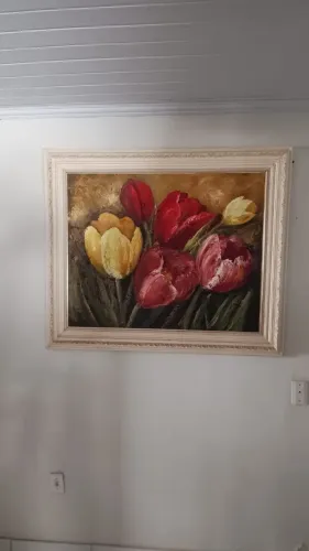 Quadro floral pintado à mão com moldura clássica.