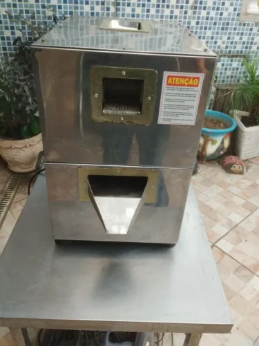 maquina de caldo de cana semi novo funcionando perfeitamente, Valor 2.700,00