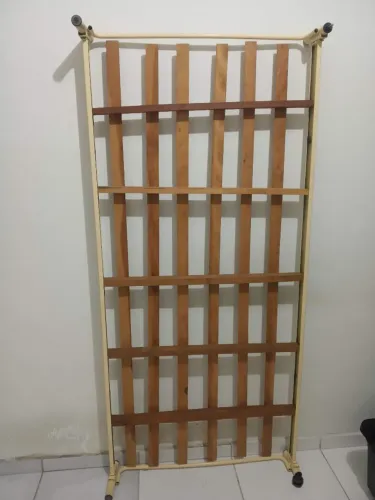 Cama auxiliar em ferro e madeira, com pequeno defeito. Leia a legenda.