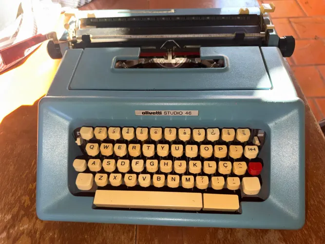 Máquina de datilografia modelo Ollivette Studio 46( precisa de revisão)