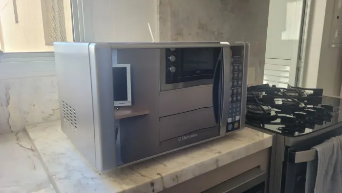 Micro-ondas Electrolux MEV41, 31 litros, 127 V, com função grill (modelo inox/espelhado)