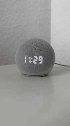 Amazon Alexa com relógio