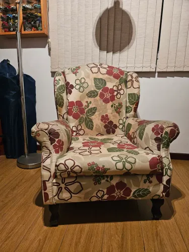 Poltrona estilo bergère com estofamento floral