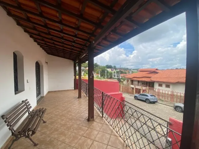 Ótima casa térrea no centro de Piracaia: 04 Quartos, 02 Suítes, 02 Salas, 04 Banheiros, 4