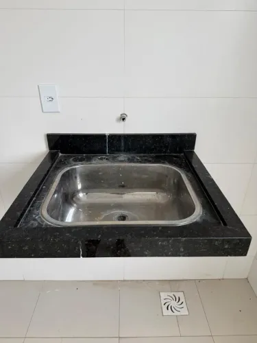 Vendo pia de lavanderia de granito preto São Gabriel retirado de APT novo.   