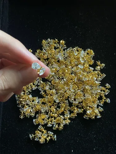 LOTE DE ESTOQUE COM 164 PARES DE BRINCOS BANHADOS A OURO 18K COM PEDRA DE ZIRCÔNIA