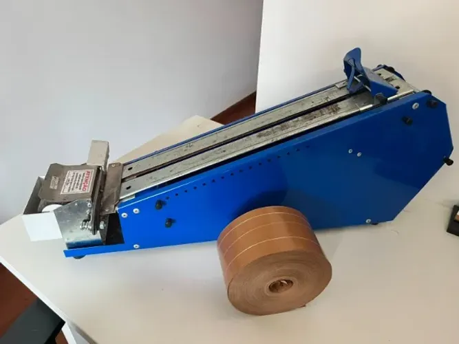 Aplicador manual de fita gomada 80mm tipo tobogã para fechamento de caixas marca Karfer