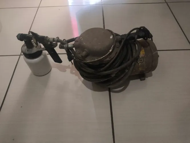 Vende -se motor de pintura, e um capacete! *