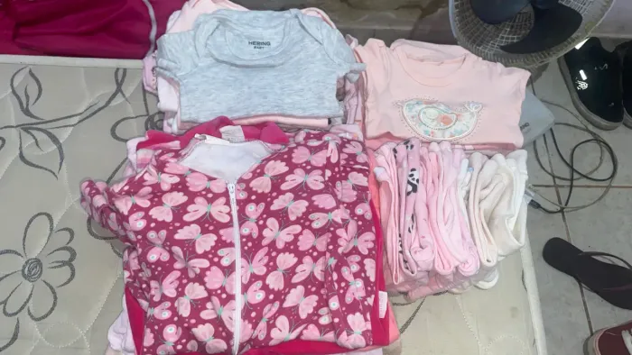 LOTINHO DE ROUPAS DE MENINA 