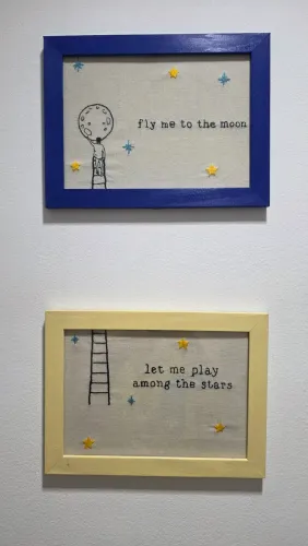 Bordado Artesanato Emoldurado MDF Vidro Feito à Mão - Frank Sinatra Fly Me To The Moon