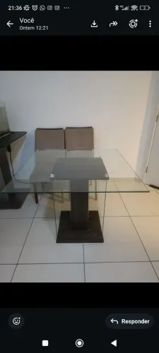 Mesa de vidro e de MDF