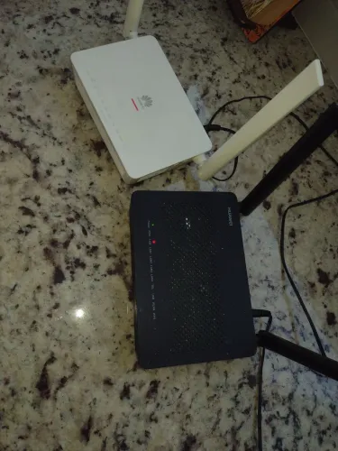 Dois roteador huawei com USB e entrada fibra
