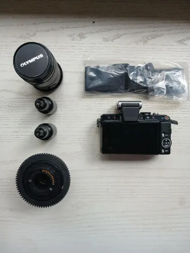 Câmera DSLR Olympus com duas lentes