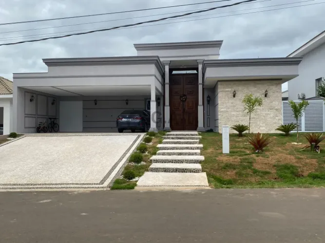 Construída há menos de 01 ano esta linda casa com 04 suítes e piscina privativa vai te sur