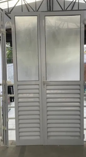Porta de alumínio branca duas folhas, modelo possui veneziana na parte inferior e vidro