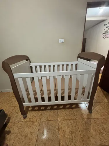Vendo Berço Infantil com Rodinhas