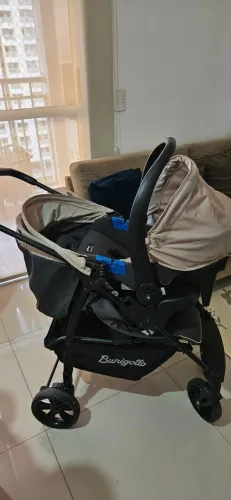 Carrinho/bebê conforto e base da Burigotto (podem ser vendidos separadamente).