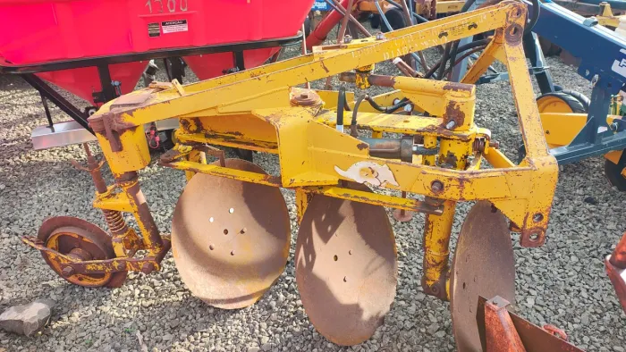 Trator arado reversível pistão