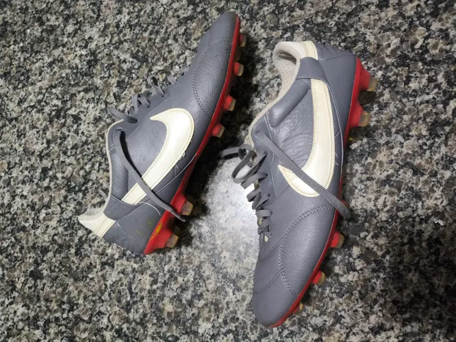 Chuteira Nike Premier III Campo