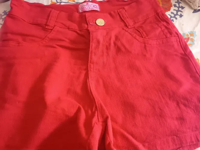 Vendo uma bermuda cor vermelha usada uma vez só, numeração 42.semi nova 