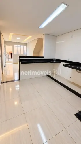 Casa linear à venda no Candelária com 3 quartos, 85m²; - R$320.000
