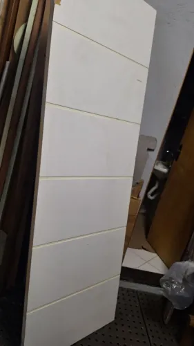 Vendo  folha de porta frizada com batente e guarnições nova 