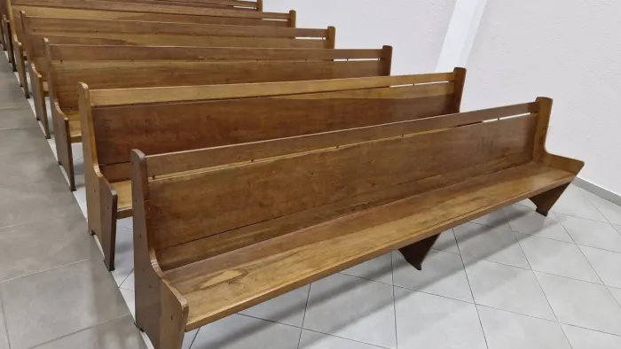 Banco de madeira maciça para igreja