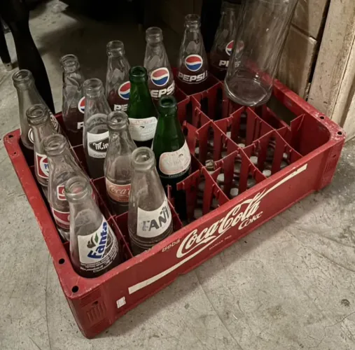 Antigo Engradado E Garrafas Refrigerante