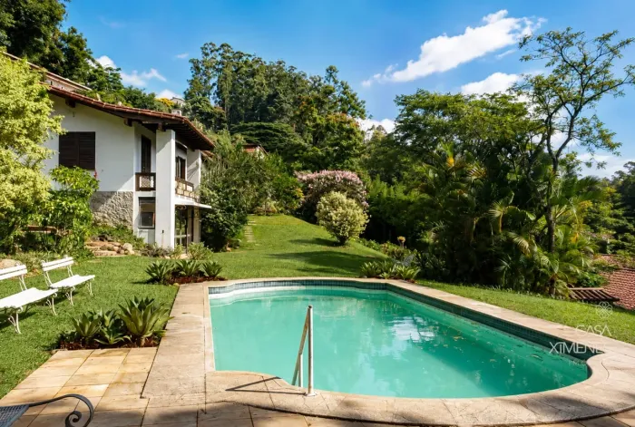 Casa linear com cinco quartos e vista para as montanhas em Nogueira, Petrópolis