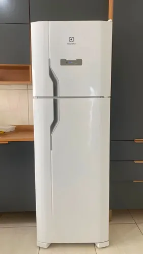 Geladeira Eletrolux 371 litros semi-nova