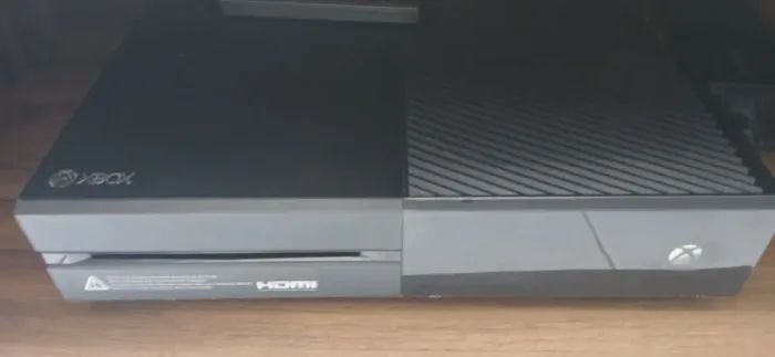 Xbox one com 2 controles e 3 jogos físicos