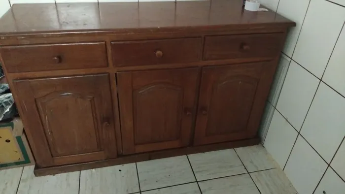 Balcão de cozinha em madeira com gavetas e dispensa .